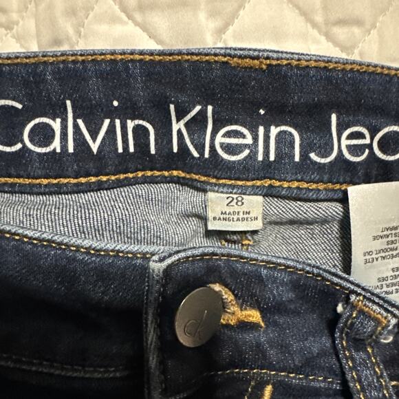 Calvin Klein Jeans Women's Dark Wash Denim Shorts - Size: 28 - Picture 5 of 10